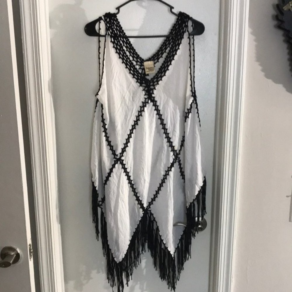 Women’s BLACK WHITE CROCHET Top FREE SIZE